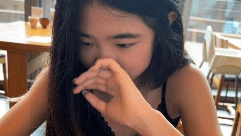 曹格 曹格11岁女儿完美逆袭，做美甲穿吊带打扮成熟，和妈妈越变越像