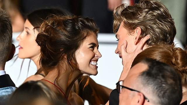 辛迪·克劳馥|辛迪·克劳馥20岁女儿, 跑去戛纳与男友热吻, 长相各方面都不如老妈