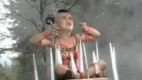 红孩儿|笑死人不偿命的穿帮镜头，红孩儿坐塑料刀片，陈乔恩的吻戏好强势！