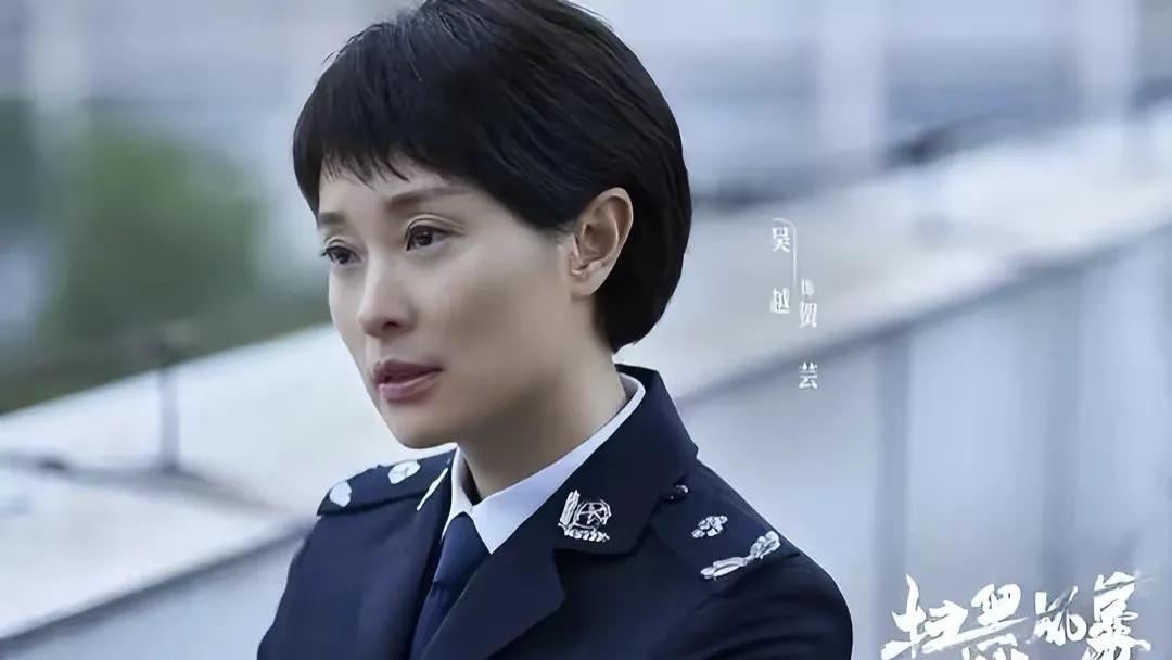 杨幂|同样穿“警服”，把王茜、杨幂和范冰冰放一起对比，差距就出来了