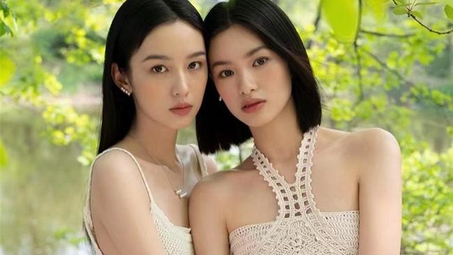 周也|周也邱天合体登封引热议，撞脸三小花都背靠大树，发展已拉开差距