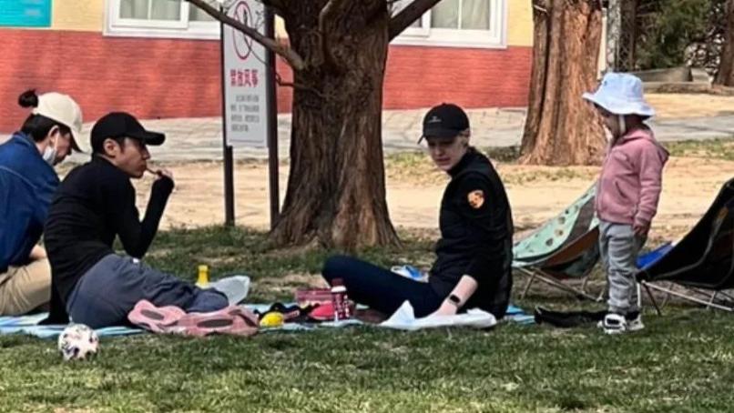 撒贝宁|偶遇撒贝宁夫妇带龙凤胎公园野餐，2岁女儿软萌可爱，超像洋娃娃