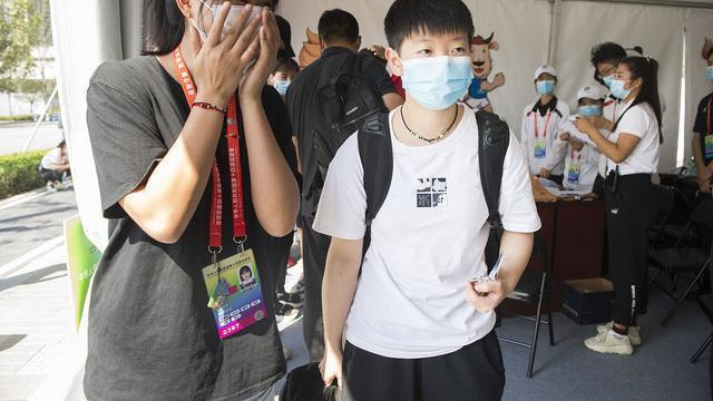 孙颖莎|孙颖莎终于回家与父母团聚，一家3口全家福曝光，与妈妈神似姐妹