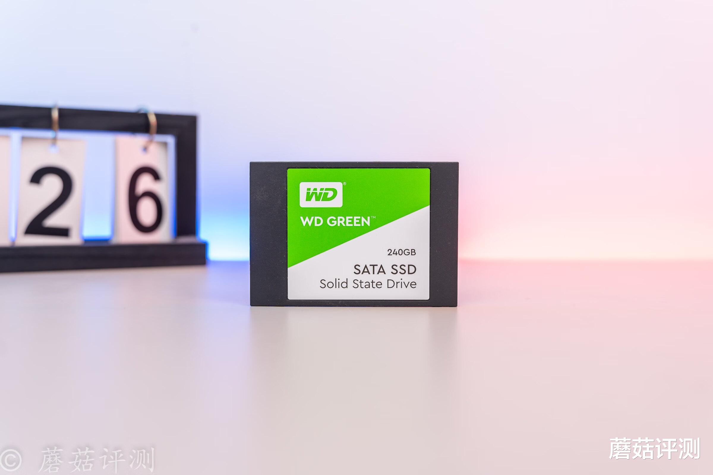 机箱|电脑主机也可以玩“姿态”？异型主机搭配三台显示器的“电竞房”搭建