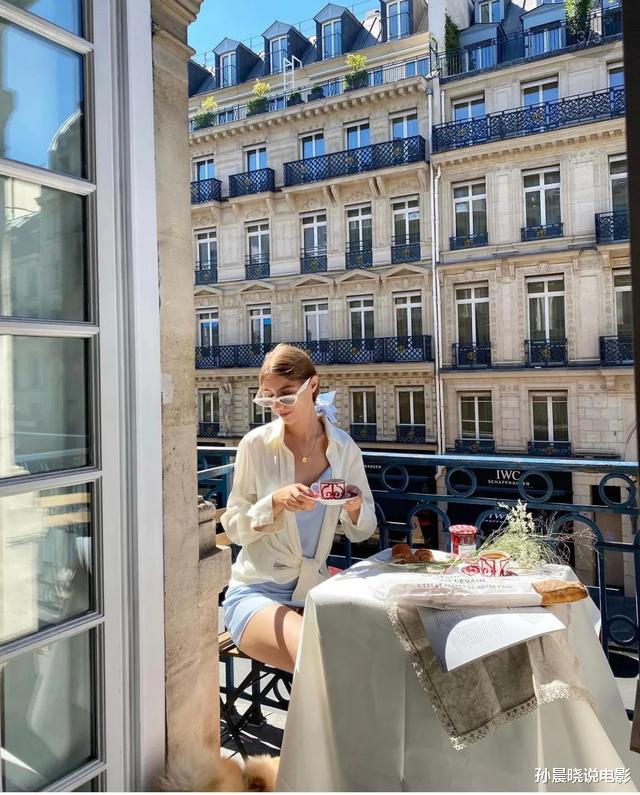 法国女人的阳台“内衣”秀简直是视觉盛宴，满满的法式生活美学