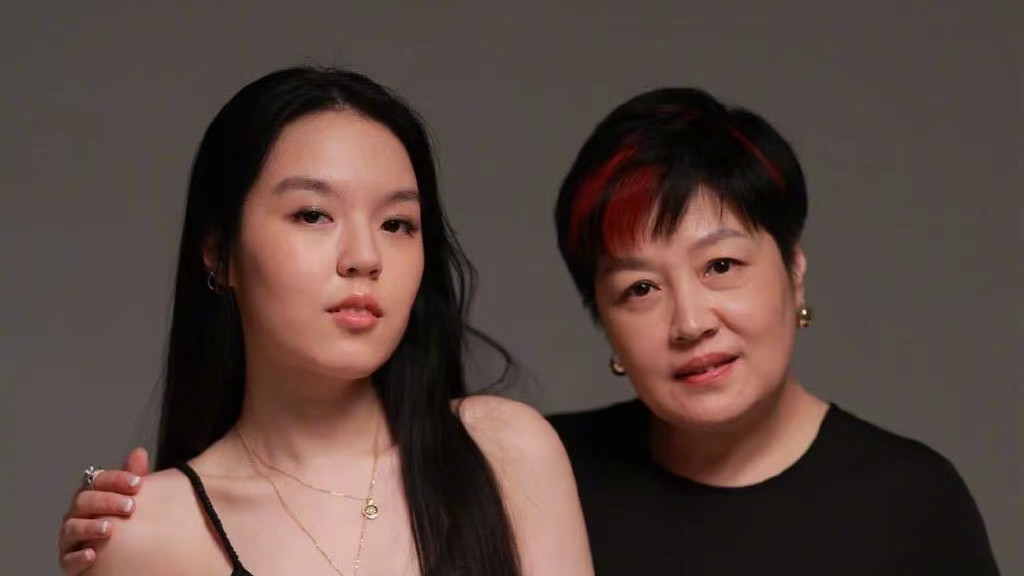 哈文|李咏妻女在美国生活安逸！哈文戴两钻戒紧搂女儿，法图麦身材高挑