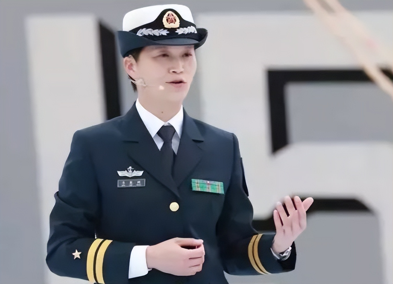 华为|首位海军女舰长有多牛？被她的履历惊艳了，电视剧都不敢这么拍