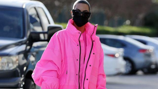 许佳琪|金卡戴珊与俩女儿同框，一身粉色装扮比“女儿”都嫩，也太敢穿了