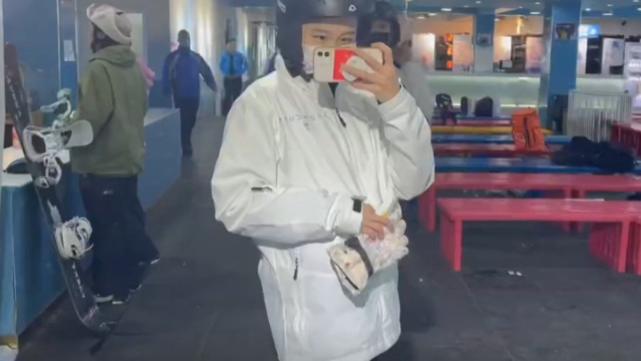 朱易|朱易小鸟依人！拉着滑雪教练手不敢松，摔好几个屁墩，撒娇喊救命