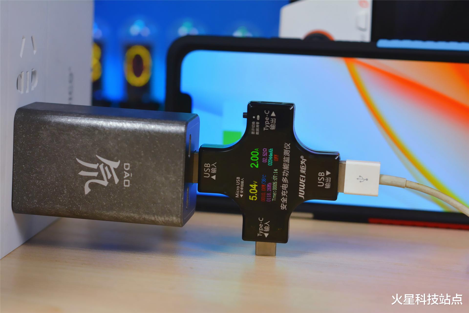 达尔优|努比亚推出变形金刚战损版充电器:65瓦功率,能给三个设备一起充电