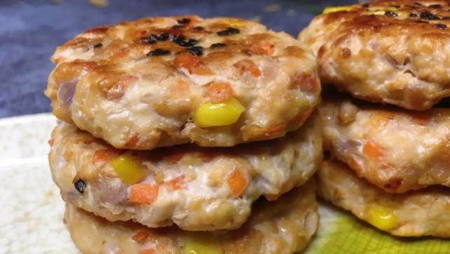 鸡胸肉 春天减肥季，这个饼我一周吃5回，低卡营养又解馋，好吃不贵