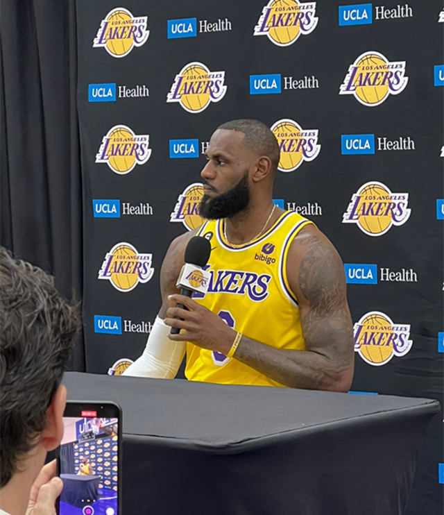 这老头儿是真滴皮！！！

湖人