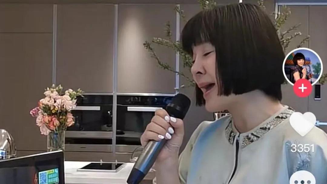 陈红|54岁歌手陈红清唱《人世间》，跑调走音效果差，网友：别唱了谢谢