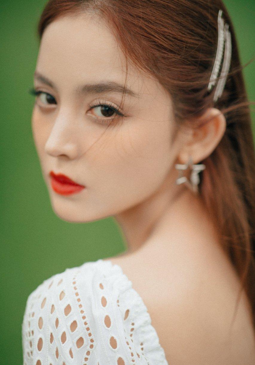 古力娜扎这组图片好美, 肤如凝脂的她和白色好搭