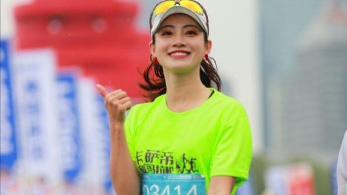 |号码布成了“遮羞布”，青岛马拉松，被众人调侃