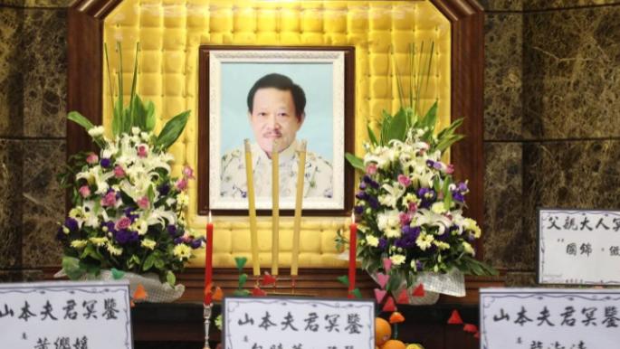 刘雅丽|一路走好！老戏骨包晓华为亡夫设灵，爱情长跑43年，65岁才嫁人