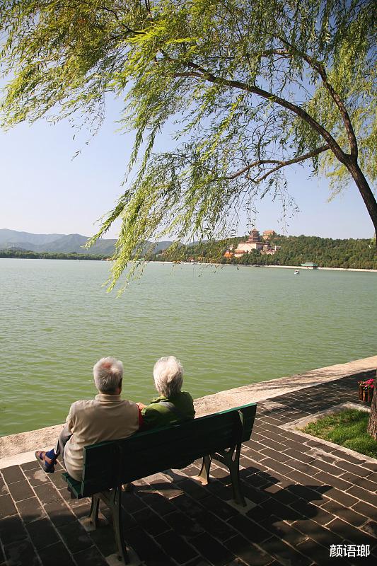 看过很多人的感情，有的人会特别在乎对方，用尽全力去爱，但是结果却不尽如人意