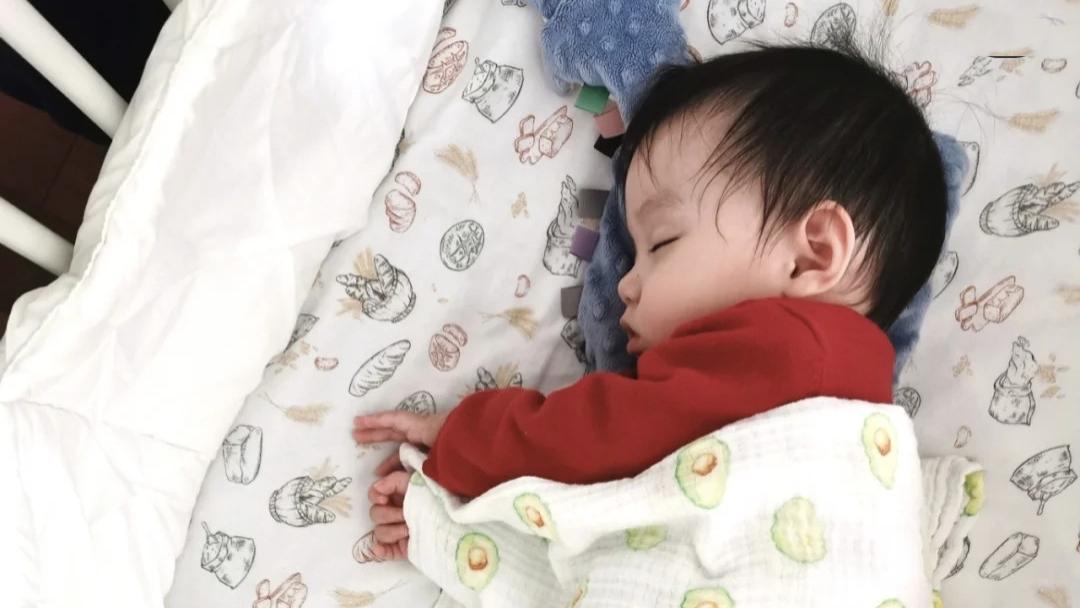 张梓琳|张梓琳罕晒二胎高清侧颜，妹妹五官秀气像混血儿，颜值不输姐姐