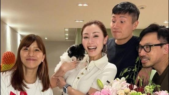 李嘉欣|52岁李嘉欣不愧是港姐门面！过大寿穿牛仔裤太飒爽，一点皱纹没有