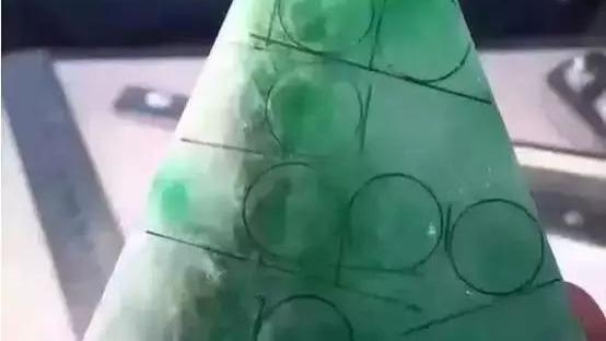 翡翠|真实车珠子过程，原来价值过百万的翡翠珠链是这么来的！