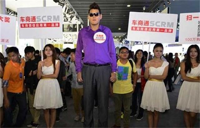 亚洲巨人张欢：身高2.38米，找1.65米的明星女友，如今怎么样了