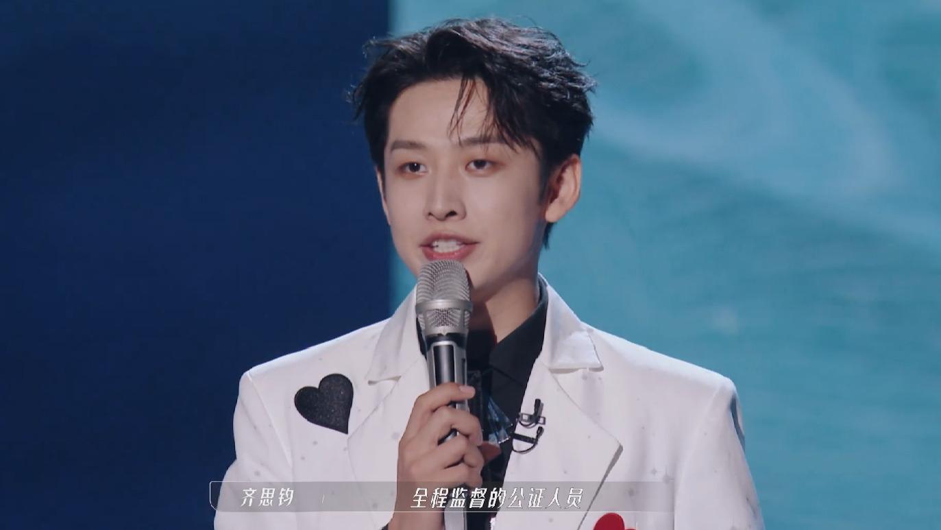 齐思钧|湖南台新面孔齐思钧被重用，顶替何炅主持发布会，搭档央视主持人