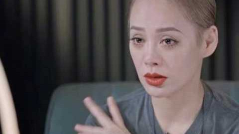 宁静|比男生还帅！50岁宁静机场现身一身橘色西装手插兜，不顾路人异样眼光跳舞