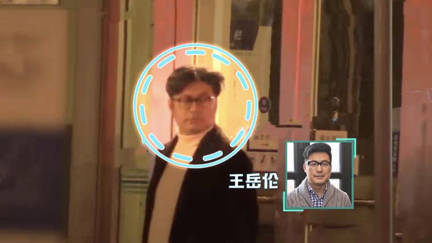 王岳伦|王岳伦深夜送美女回家，女方露小蛮腰身材好，王岳伦离婚后很潇洒