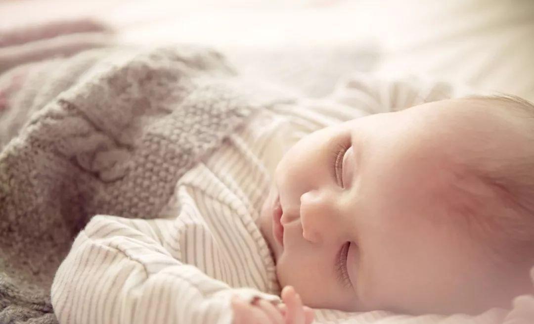 “妈妈,我得用枕头了”,宝宝发出2个信号,暗示需要用枕头了