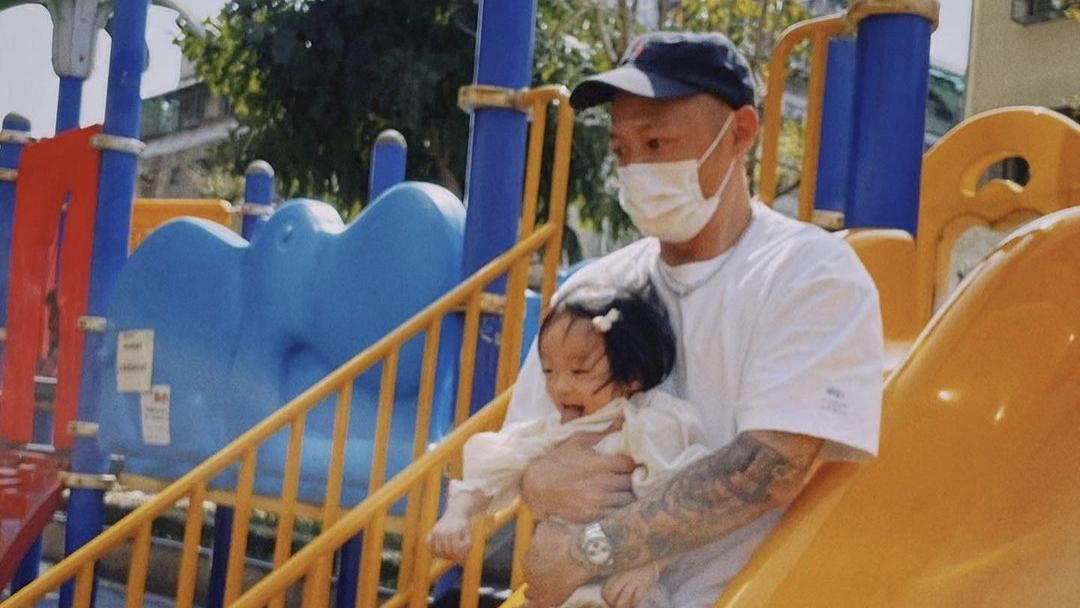 余文乐|余文乐陪孩子玩耍，称家庭排第一，女儿疑因早产1岁半刚学会走路