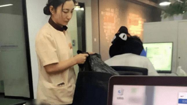 “保洁阿姨的侧颜，太惊艳了，是富婆体验生活吧？”