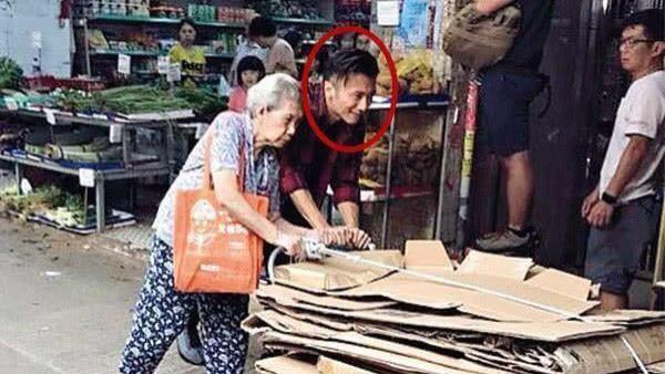 郝蕾|香港大街随处可见的明星，谢霆锋帮老奶奶推车，反观内地明星上街架势十足。