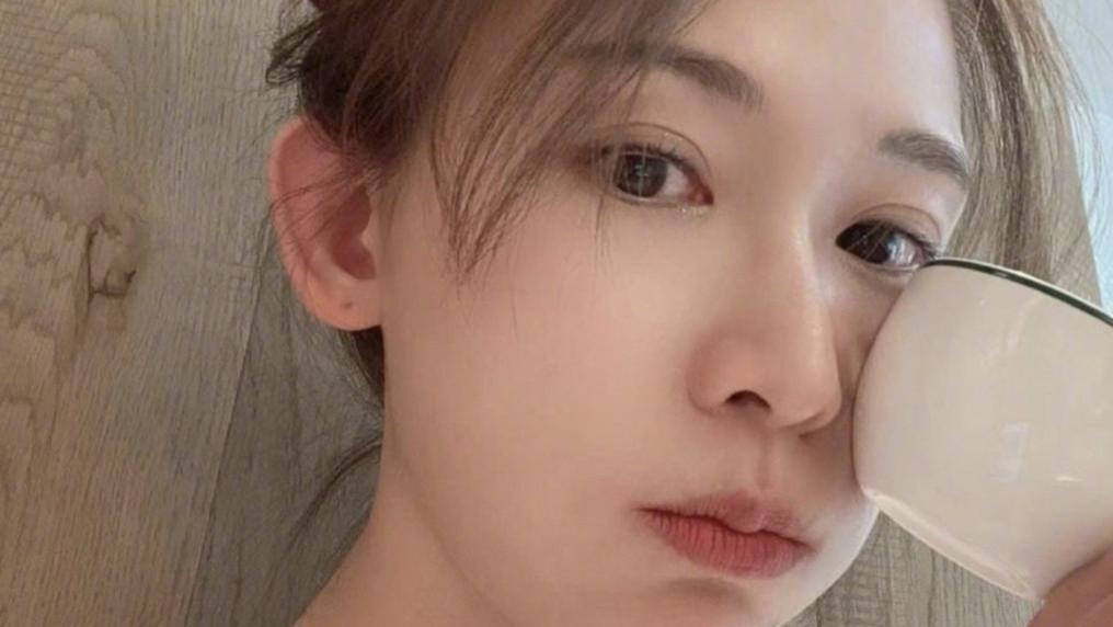 林志玲|林志玲产后首晒自拍照，皮肤白皙超逆龄，当妈后颜值回春