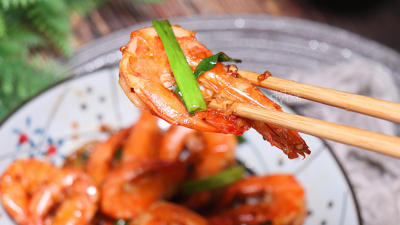 韭菜|大虾别只会白灼做法，加“2样”食材炒，味道鲜无腥味，孩子爱吃