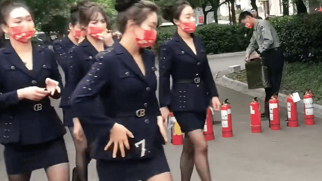 |公司开展消防演练，女员工穿短裙黑丝出镜，围观男士个个口水直流