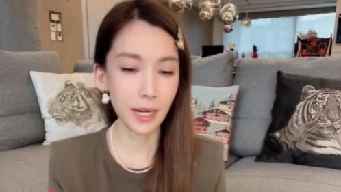 林志颖老婆晒日常，涂“死亡芭比粉”美甲不像38岁，高奢戒指抢镜