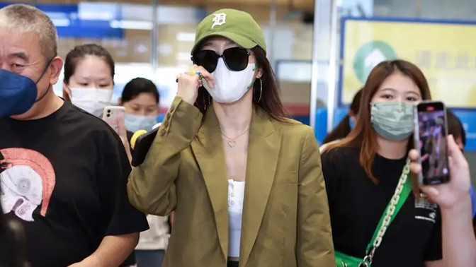 秦岚|秦岚赶机，穿大码西装配牛仔裙秀身材，打扮清凉新造型变浪姐美人