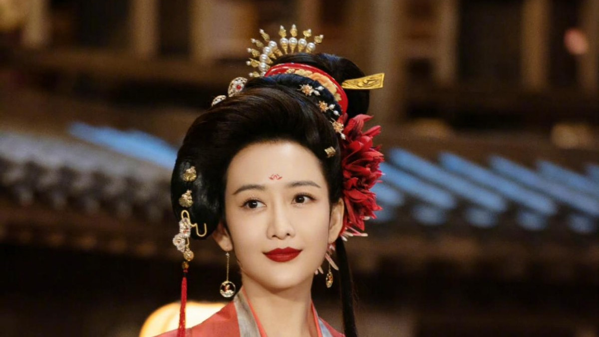 王鸥|天涯四美名号不虚！44岁乔振宇皮肤紧致不见皱纹，一袭红衣好帅气