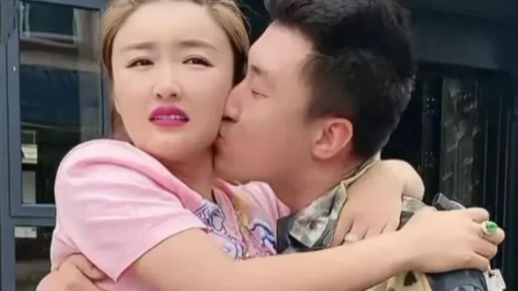 赵本山|想火想疯了？赵本山徒弟娇娇与外甥搂抱亲吻，网友：真辣眼