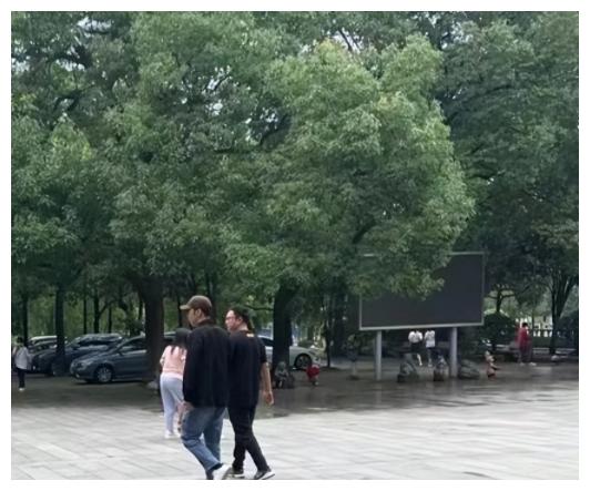 杜海涛 杜海涛近照曝光，素颜与网友合影，气质翻天覆地的变化你认不出