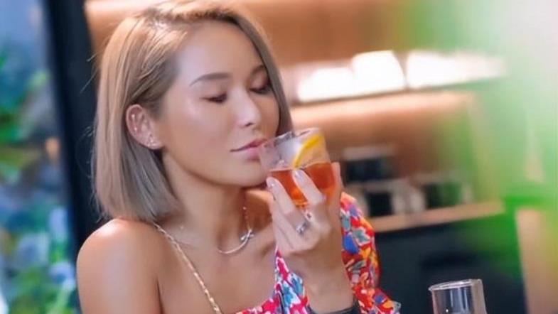 迪丽热巴|洗米嫂再度回归阔太生活，大胆秀出香肩，美食甜品尽显奢华