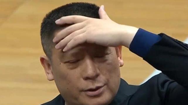 杰伦·布朗|CBA罕见一战！四川男篮半场仅得19分，单节4分，主帅不忍看了