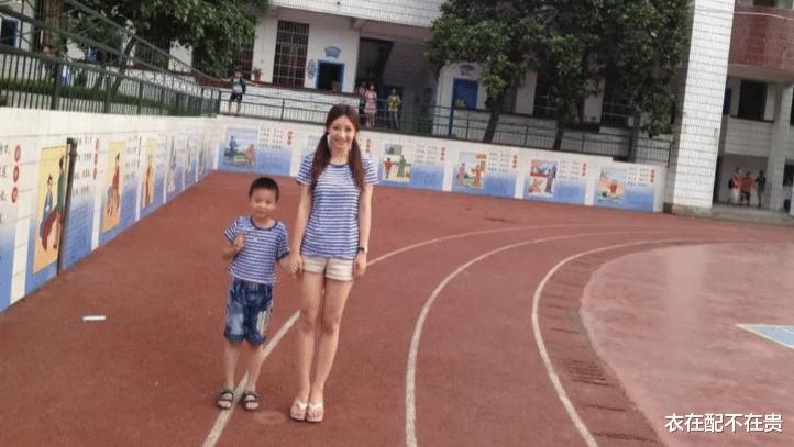 柳岩|柳岩一改往日形象，与侄子穿同款清纯的像姐姐，配人字拖很接地气