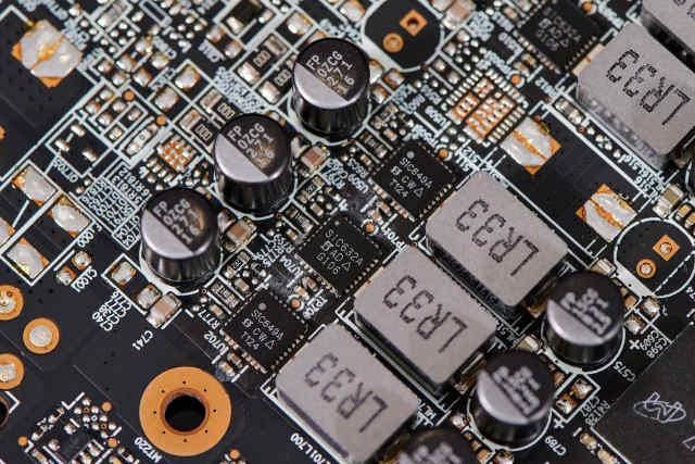 显卡|来自苏妈的神级刀法，蓝宝石RX 6700白金版OC首发评测