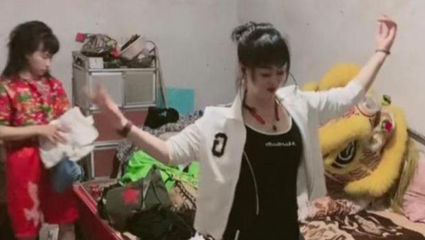 热舞|纪实：44岁女主播穿着清凉跳热舞意外走红，网友：房子不如猪窝