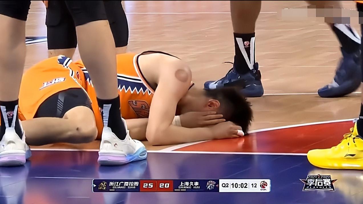 王秋明|无法无天！许钟豪复出第一场飞肘废人，裁判不吹违体，真纵容恶犯