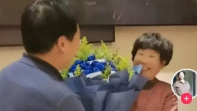 郭希宽|郭希宽送杜妈蓝色妖姬，寓意敦厚善良，杜妈笑容满面，姚策太可怜