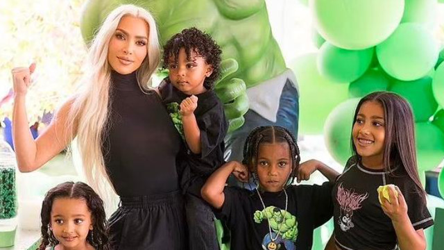 侃爷|侃爷生日晒与四娃合影！侃爷陪孩子玩耍笑容满面，被传与女友分手