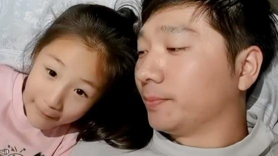 陈大愚|陈大愚分享生活趣事，与四个孩子挤一张床，曾被陈佩斯催促剃光头