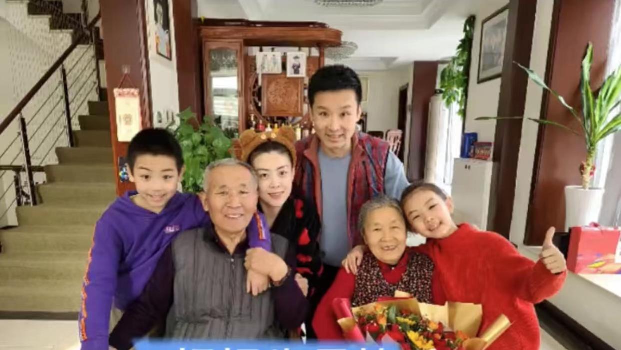 刘和刚|刘和刚给母亲低调庆生，一家八口吃家常小菜，十几瓶茅台意外抢镜